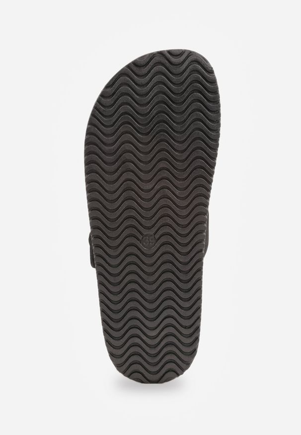 Renee - Czarne Klapki Typu Mule z Wycięciami i Paskiem z Klamerką Kassale. Kolor: czarny. Materiał: jeans. Sezon: lato. Styl: boho