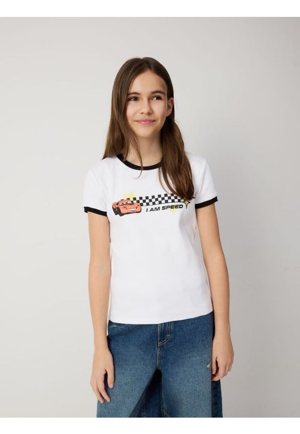 Reserved - T-shirt z nadrukiem Auta - biały. Kolor: biały. Materiał: bawełna. Wzór: nadruk