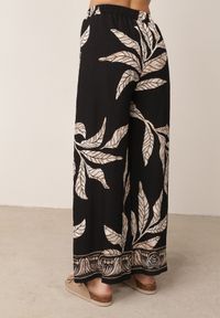 Born2be - Czarne Spodnie Wiskozowe Szerokie z Florystycznym Motywem Casual Nelinore. Okazja: na co dzień. Kolor: czarny. Materiał: wiskoza. Wzór: nadruk, gładki. Styl: casual #4