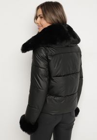 Born2be - Czarna Pikowana Kurtka z Szerokim Kołnierzem z Futerkiem Galerra. Okazja: na co dzień, na spacer. Kolor: czarny. Materiał: futro. Sezon: zima. Styl: casual, elegancki #3