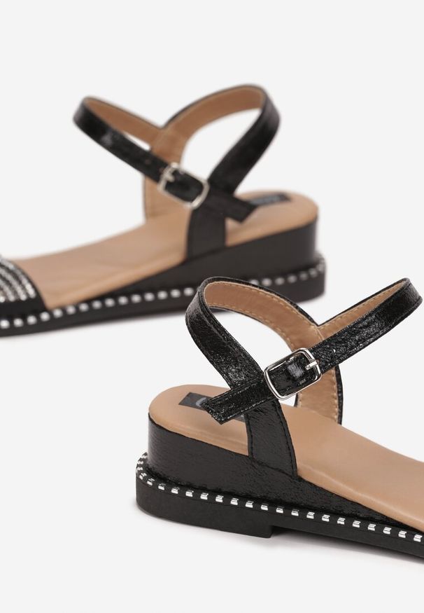 Born2be - Czarne Sandały z Cyrkoniami na Niskim Koturnie Ivora. Okazja: na co dzień. Zapięcie: pasek. Kolor: czarny. Wzór: aplikacja. Obcas: na koturnie. Styl: casual