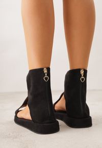 Renee - Czarne Sandały Typu Botki Ozdobione Metaliczną Klamrą z Przodu Adrasaia. Zapięcie: klamry. Kolor: czarny. Wzór: aplikacja. Sezon: lato #3