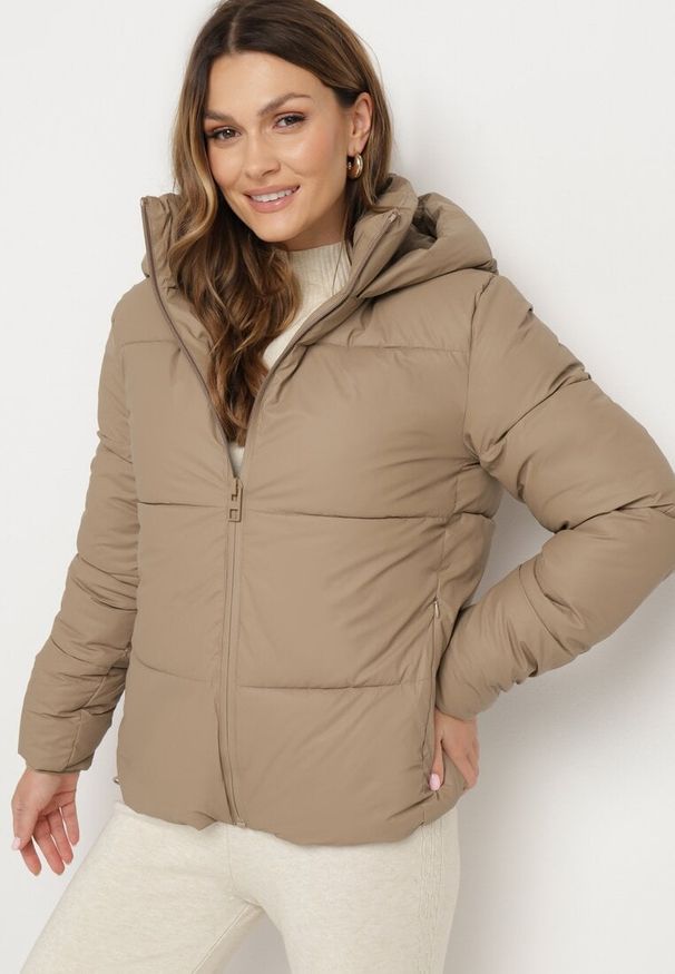 Born2be - Brązowa Pikowana Kurtka o Prostym Kroju z Kapturem i Kieszeniami Leolea. Okazja: na co dzień, na spacer. Typ kołnierza: kaptur. Kolor: beżowy, brązowy. Materiał: jeans. Sezon: zima. Styl: casual