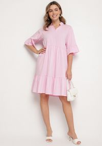 Born2be - Różowa Sukienka Rozkloszowana z Wiskozą Ozdobiona Falbanami Eviriane. Okazja: na co dzień. Typ kołnierza: dekolt w serek. Kolor: różowy. Materiał: wiskoza. Wzór: aplikacja. Typ sukienki: proste. Styl: casual #7