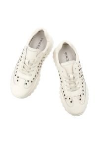 Sneakersy damskie Vinceza, cholewka ze skóry naturalnej z klasycznym sznurowaniem i ażurowymi wstawkami po bokach osadzone na lekkiej podeszwie z bie. Okazja: na co dzień. Zapięcie: sznurówki. Kolor: biały. Materiał: skóra. Szerokość cholewki: normalna. Wzór: ażurowy #7