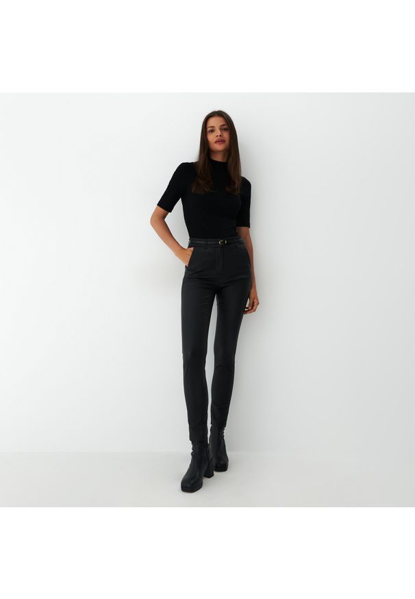 Mohito - Woskowane jeansy skinny - Czarny. Kolor: czarny