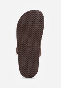 Renee - Ciemnobrązowe Klapki Typu Mule z Wycięciami i Paskiem z Klamerką Kassale. Kolor: brązowy. Materiał: jeans. Sezon: lato. Styl: boho #4