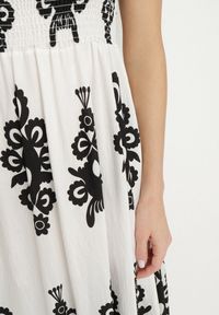 Born2be - Biała Wiskozowa Sukienka w Ornamentalne Wzory o Rozkloszowanym Kroju Divessa. Kolor: biały. Materiał: wiskoza. Długość rękawa: krótki rękaw. Typ sukienki: proste #4