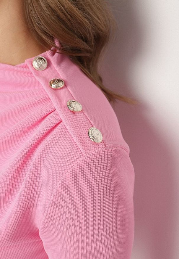 Born2be - Różowa Koktajlowa Sukienka o Asymetrycznym Kroju Ozdobiona Guzikami Nolriti. Okazja: na imprezę. Kolor: różowy. Wzór: aplikacja. Typ sukienki: asymetryczne. Styl: wizytowy