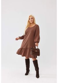 Moda Size Plus Iwanek - Elegancka sukienka Karmela z falbanką i bufiastymi rękawami PLUS SIZE XXL OVERSIZE JESIEŃ. Okazja: na co dzień. Kolekcja: plus size. Materiał: tkanina, wiskoza, nylon. Sezon: jesień. Typ sukienki: oversize, dla puszystych. Styl: elegancki