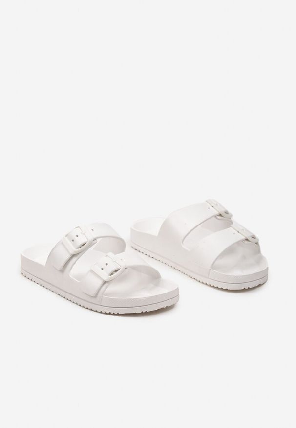 Born2be - Białe Klapk z Dwiema Klamerkami Ofcorna. Okazja: na plażę, do domu. Kolor: biały