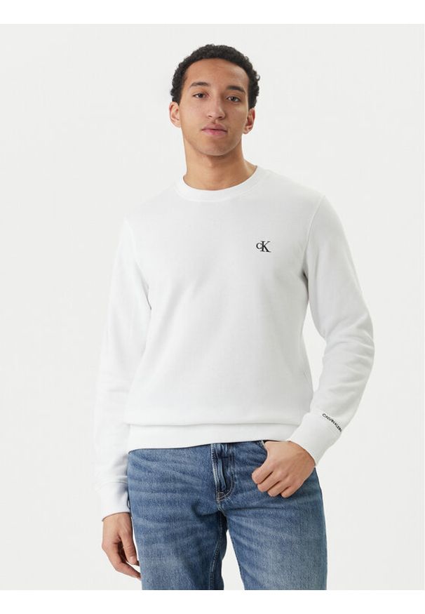 Calvin Klein Jeans Bluza Embroidered Logo J30J314536 Biały Regular Fit. Kolor: biały. Materiał: bawełna