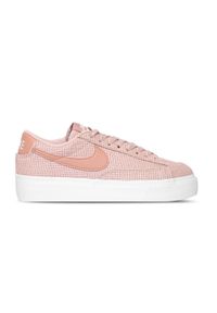 Buty do chodzenia damskie Nike W Blazer Low Platform Ess. Kolor: różowy. Obcas: na platformie. Sport: turystyka piesza #1