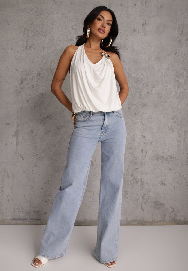 Renee - Biały Marszczony Top Halter z Łańcuszkiem i Kwiatem Przy Dekolcie Idivanna. Okazja: na imprezę. Typ kołnierza: dekolt halter. Kolor: biały. Materiał: jeans. Wzór: kwiaty. Styl: elegancki