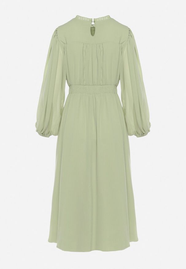 Born2be - Zielona Elegancka Sukienka Midi z Gumkami w Pasie i Ażurowymi Wstawkami Rouxia. Kolor: zielony. Wzór: ażurowy. Styl: elegancki. Długość: midi