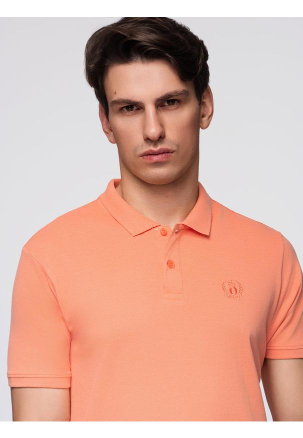 Ombre Clothing - Męska koszulka polo jednokolorowa BASIC z dzianiny pique - brzoskwiniowa V19 - Rozmiar: L. Okazja: na co dzień. Typ kołnierza: polo. Kolor: pomarańczowy. Materiał: dzianina. Wzór: aplikacja, jednolity, haft. Styl: sportowy, casual, wizytowy