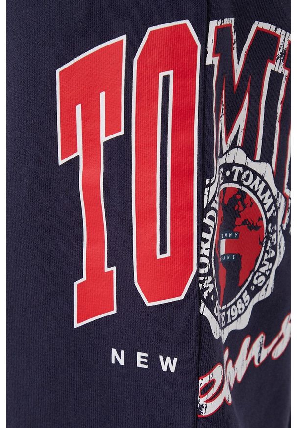 Tommy Jeans spodnie dresowe bawełniane męskie kolor granatowy z nadrukiem. Kolor: niebieski. Materiał: dresówka, bawełna. Wzór: nadruk