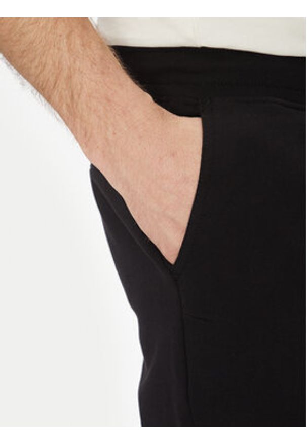 Calvin Klein Jeans Spodnie dresowe Painted J30J327535 Czarny Regular Fit. Kolor: czarny. Materiał: bawełna
