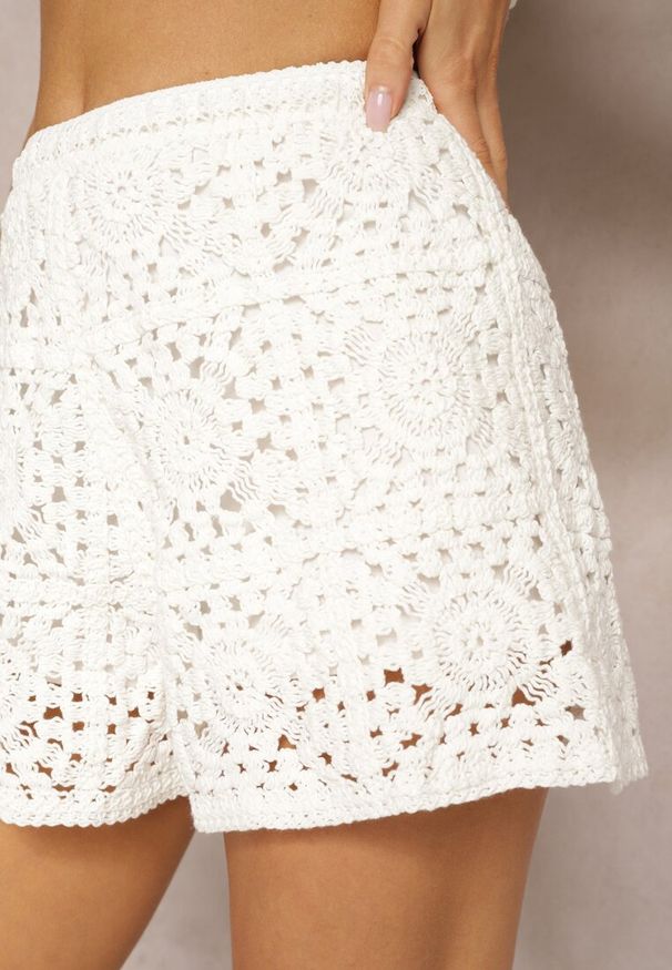 Renee - Białe Szorty z Dodatkiem Bawełny i Ażurowym Wzorem High Waist Dliona. Okazja: na co dzień. Stan: podwyższony. Kolor: biały. Materiał: bawełna. Wzór: ażurowy. Sezon: lato. Styl: klasyczny, elegancki, casual