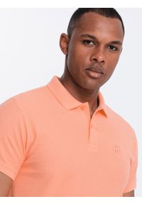 Ombre Clothing - Męska koszulka polo jednokolorowa BASIC z dzianiny pique - brzoskwiniowa V19 - Rozmiar: S. Okazja: na co dzień. Typ kołnierza: polo. Kolor: pomarańczowy. Materiał: dzianina. Wzór: haft, aplikacja, jednolity. Styl: sportowy, wizytowy, casual #5