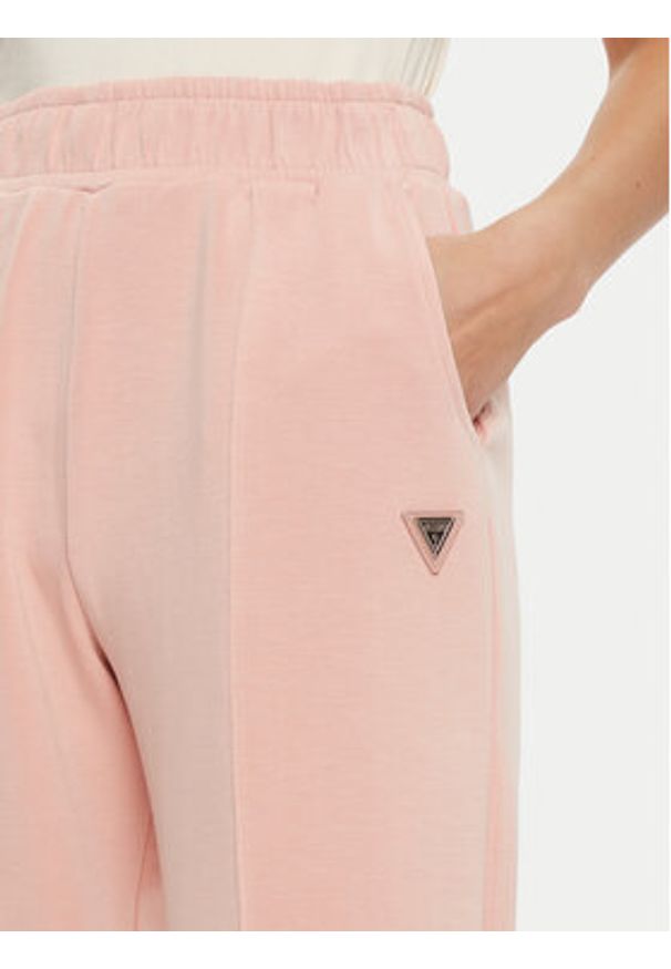 Guess Spodnie dresowe V5RB11 KCAY2 Różowy Regular Fit. Kolor: różowy. Materiał: syntetyk