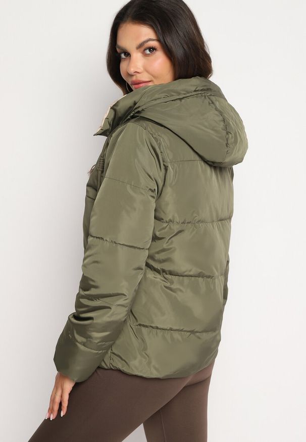 Born2be - Ciemnozielona Dwustronna Pikowana Kurtka z Kapturem Ściągana przy Rękawach Nevelas. Okazja: na co dzień, na spacer. Typ kołnierza: kaptur. Kolor: zielony. Materiał: jeans. Wzór: aplikacja. Styl: casual, elegancki, sportowy