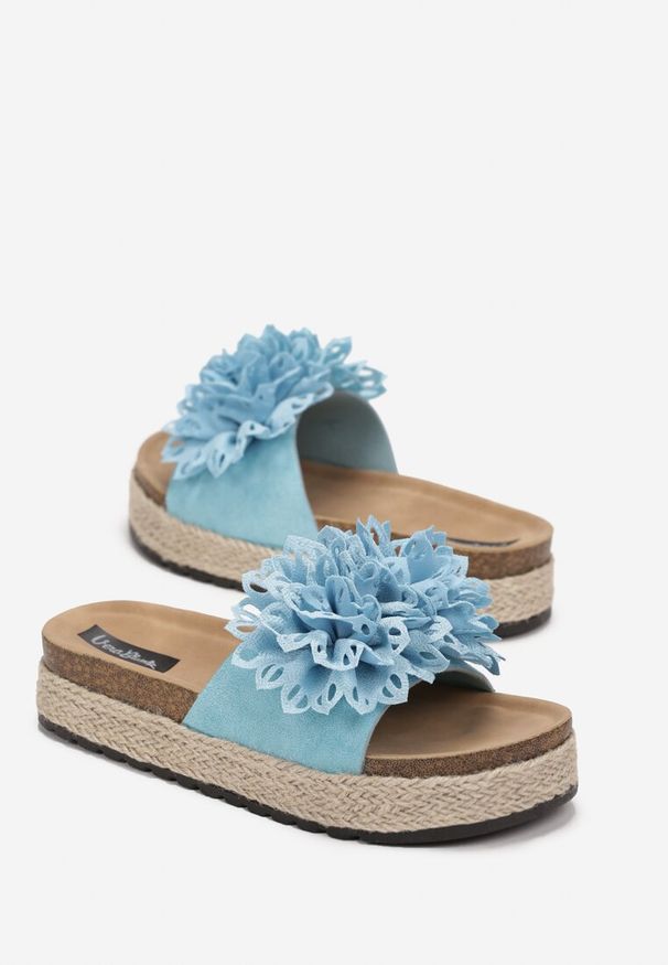 Renee - Niebieskie Klapki z Kwiatem na Pasku i Plecionką na Korkowej Podeszwie Presta. Kolor: niebieski. Wzór: kwiaty