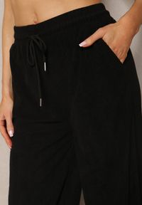 Renee - Czarne Szerokie Spodnie o Prążkowanym Kroju z Gumką w Pasie Jovulla. Kolor: czarny. Materiał: prążkowany #3