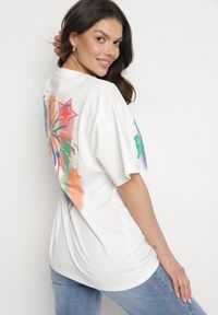 Born2be - Biały T-shirt Oversize z Kolorowym Napisem i Gwiazdkami Iloviela. Okazja: na co dzień. Kolor: biały. Materiał: jeans. Wzór: napisy, kolorowy. Styl: sportowy, klasyczny, elegancki, casual #6