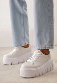 Renee - Białe Sneakersy VICES na Platformie Typu Chunky Tassi. Zapięcie: sznurówki. Kolor: biały. Materiał: jeans, dzianina. Obcas: na platformie #1