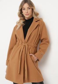 Born2be - Brązowy Płaszcz o Szlafrokowym Kroju z Marszczeniem w Talii i Wiązanym Paskiem Sartissa. Okazja: na co dzień. Kolor: brązowy. Materiał: jeans. Długość rękawa: długi rękaw. Długość: długie. Styl: casual, elegancki, klasyczny #1