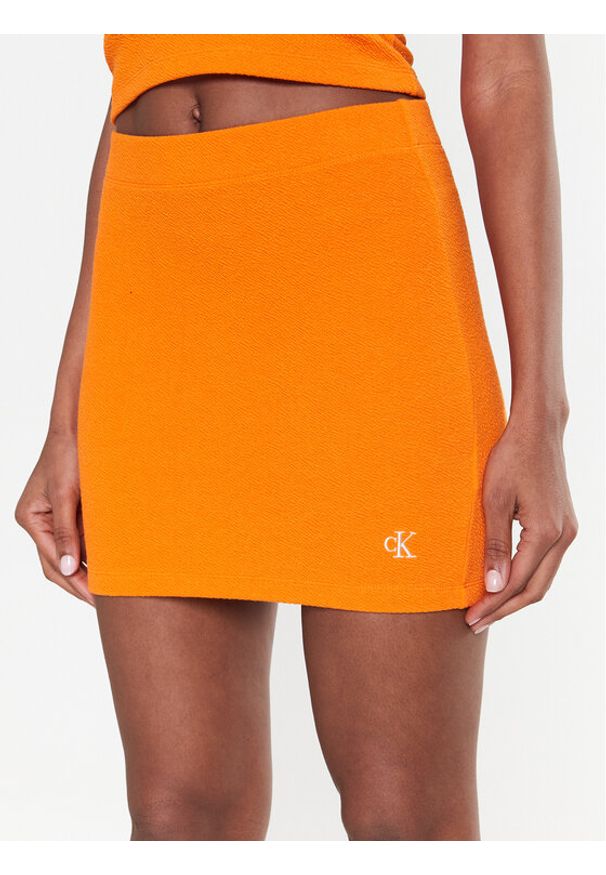 Calvin Klein Jeans Spódnica ołówkowa J20J220795 Pomarańczowy Slim Fit. Kolor: pomarańczowy. Materiał: syntetyk