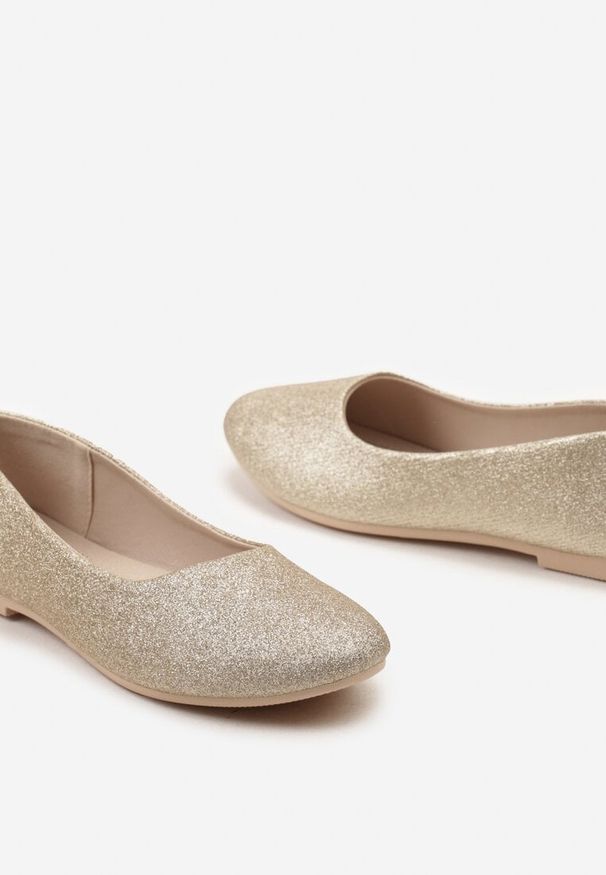 Renee - Złote Brokatowe Balerinki na Płaskiej Podeszwie Uarneli. Kolor: złoty. Obcas: na płaskiej podeszwie. Styl: elegancki, klasyczny. Wysokość obcasa: niski
