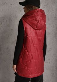 Renee - Czerwona Długa Kamizelka Pikowana z Nieodpinanym Kapturem Ozdobiona Naszywką Kasseda. Okazja: na co dzień. Kolor: czerwony. Materiał: poliester, jeans. Długość: długie. Wzór: aplikacja. Styl: casual #6