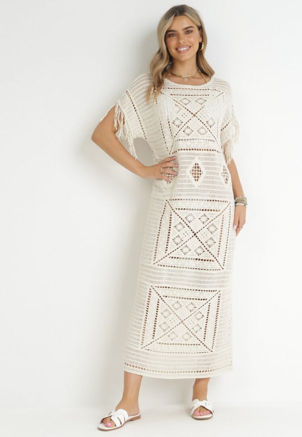 Born2be - Beżowa Pudełkowa Sukienka Maxi z Szydełkowej Tkaniny z Frędzelkami Sasori. Okazja: na co dzień. Kolor: beżowy. Materiał: tkanina. Długość rękawa: krótki rękaw. Styl: casual. Długość: maxi