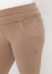 Born2be - Ciemnobeżowe Spodnie z Gumką w Talii i Prostymi Nogawkami Lotlipa. Okazja: na co dzień, na spotkanie biznesowe. Kolekcja: plus size. Kolor: beżowy. Styl: biznesowy, elegancki, casual #6