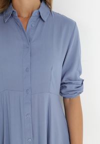 Born2be - Niebieska Sukienka Controllable. Okazja: na co dzień. Kolor: niebieski. Długość rękawa: długi rękaw. Typ sukienki: rozkloszowane, szmizjerki. Styl: casual, klasyczny. Długość: maxi #4