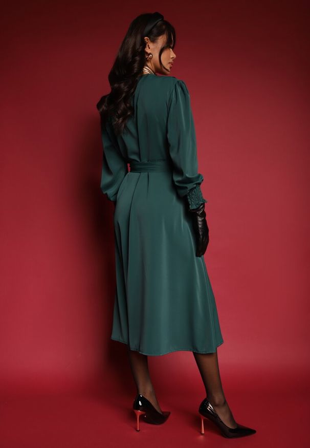 Renee - Zielona Sukienka o Rozkloszowanym Kroju z Guzkami i Materiałowym Paskiem Annadara. Okazja: do pracy, na co dzień, na spotkanie biznesowe. Typ kołnierza: dekolt w kształcie V. Kolor: zielony. Materiał: materiał. Styl: casual, klasyczny, biznesowy