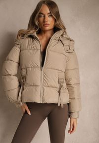 Renee - Beżowa Kurtka Puffer z Pikowanymi Przeszyciami i Odpinanym Kapturem Gallerea. Okazja: na co dzień, na spacer. Kolor: beżowy. Materiał: zamsz, jeans, poliester, dzianina. Styl: sportowy, casual