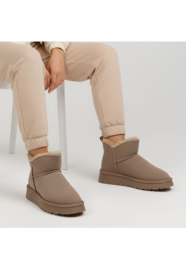 Beżowe Śniegowce Vinceza Ocieplane Buty Damskie. Okazja: na spacer, na co dzień. Kolor: beżowy. Materiał: zamsz, futro, jeans, dzianina. Sezon: zima. Styl: casual
