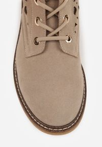 Renee - Ciemnobeżowe Skórzane Botki z Ażurowym Wzorem Kasona. Okazja: na co dzień. Kolor: beżowy. Materiał: skóra. Wzór: ażurowy. Styl: casual #8