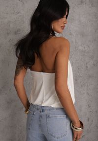 Renee - Biały Marszczony Top Halter z Łańcuszkiem i Kwiatem Przy Dekolcie Idivanna. Okazja: na imprezę. Typ kołnierza: dekolt halter. Kolor: biały. Materiał: jeans. Wzór: kwiaty. Styl: elegancki #2