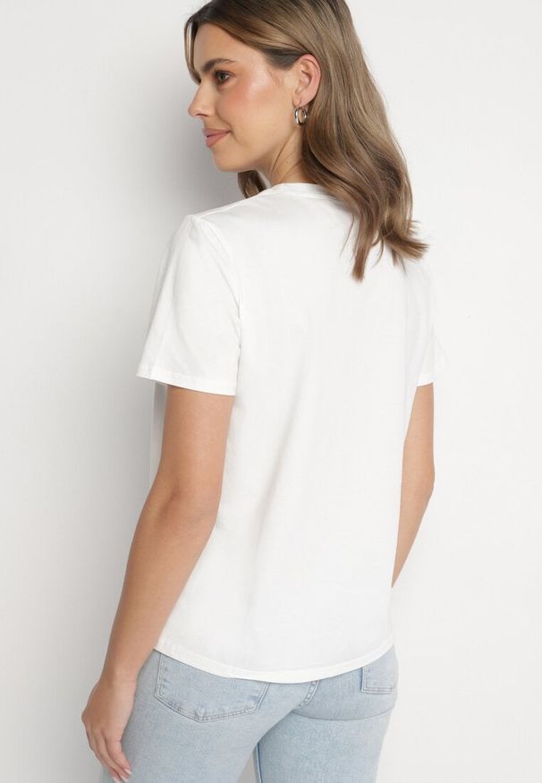 Born2be - Biała Bawełniana Bluzka Ozdobiona Kokardką Marivellea. Okazja: na spacer. Typ kołnierza: kokarda. Kolor: biały. Długość: krótkie. Wzór: aplikacja. Materiał: bawełna. Długość rękawa: krótki rękaw. Sezon: wiosna, lato. Styl: elegancki, klasyczny