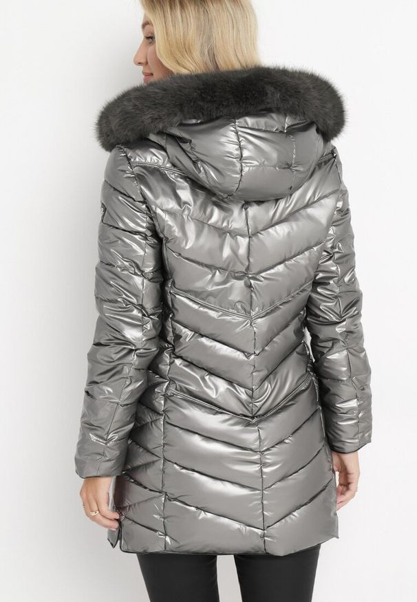 Born2be - Srebrna Pikowana Kurtka z Kapturem Ozdobionym Futerkiem Kavenna. Typ kołnierza: kaptur. Kolor: srebrny. Materiał: futro. Wzór: aplikacja