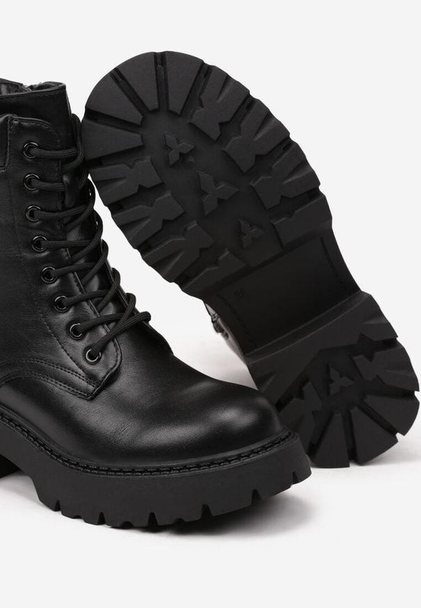 Born2be - Czarne Płaskie Botki Traperki Vices ze Sznurowaniem i Tłoczeniem Zeriana. Okazja: na co dzień. Zapięcie: sznurówki. Kolor: czarny. Materiał: jeans, skóra. Styl: klasyczny, casual