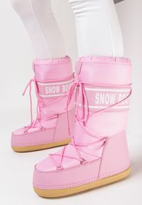 Born2be - Różowe Ocieplone Śniegowce z Długą Cholewką na Platformie Carvina. Zapięcie: pasek. Kolor: różowy. Szerokość cholewki: normalna. Wzór: napisy, aplikacja. Obcas: na platformie #2