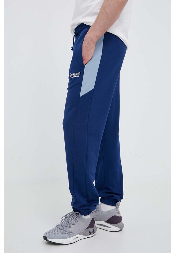 Hummel spodnie dresowe bawełniane kolor granatowy gładkie. Kolor: niebieski. Materiał: bawełna, dresówka. Wzór: gładki