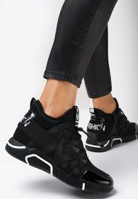 Born2be - Czarne lakierowane Sneakersy Giana. Nosek buta: okrągły. Zapięcie: pasek. Kolor: czarny. Materiał: lakier. Szerokość cholewki: normalna. Wzór: napisy, aplikacja. Obcas: na płaskiej podeszwie #3