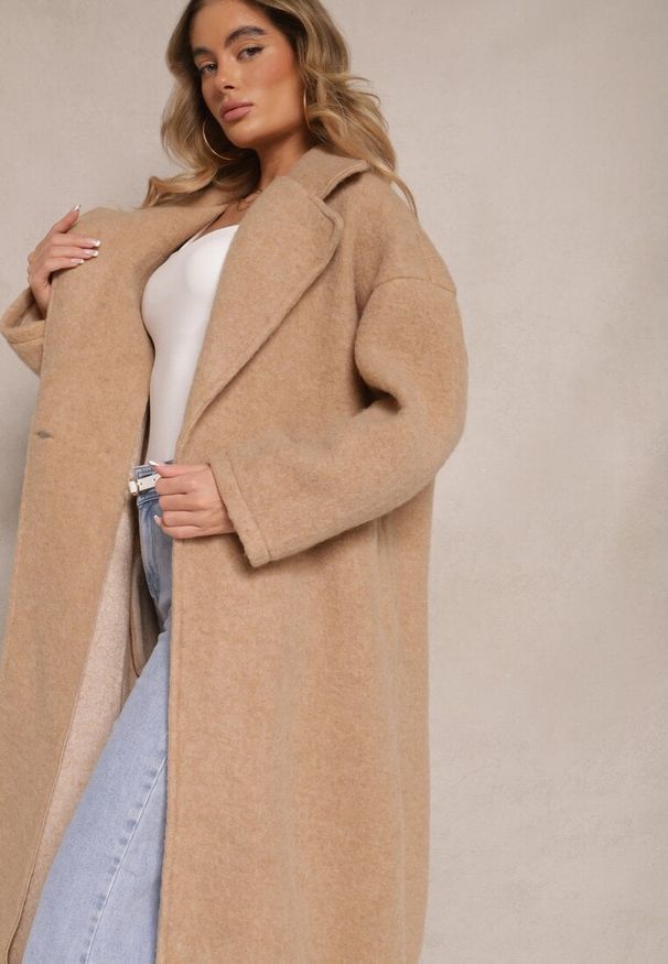 Renee - Beżowy Długi Płaszcz Jednorzędowy o Kroju Oversize Vlekoma. Kolor: beżowy. Materiał: wełna, poliester. Długość: długie. Styl: elegancki