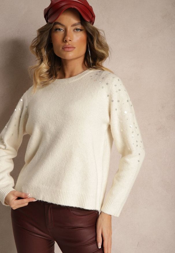 Renee - Jasnobeżowy Sweter z Bawełną i Cekinami Ceala. Okazja: na co dzień, na imprezę. Kolor: beżowy. Materiał: bawełna. Wzór: aplikacja. Styl: casual, elegancki